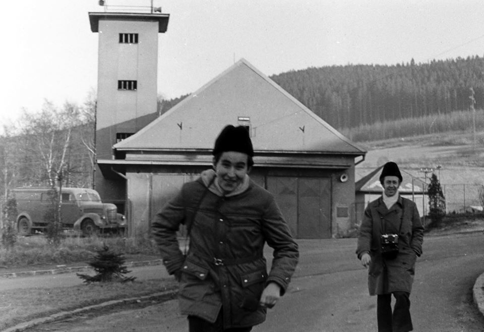 Historická fotografie - před hasičárnou (v pozadí s fotoaparátem pan učitel Eduard Rajman)